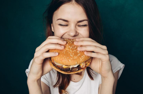 Comer rápido demais aumenta os riscos de problemas de saúde